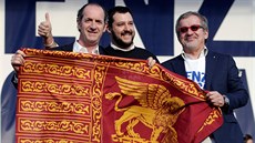 Benátský guvernér Luca Zaia (vlevo) s politiky Matteem Salvinim (uprostřed) a...