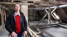 Stavební historik Michal Paná�ek p�i prohlídce jedné z chebských p�d