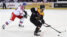 Jakub Lev (vlevo) stíhá Nmce Patricka Hagera v utkání Euro Hockey Challenge.