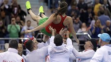 B�loruský tým slaví spole�n� s Arynou Sabalenkovou postup do finále Fed Cupu.