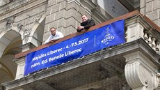 Ji�í Veverka (vlevo) a Marek Ottl vyhlí�ejí liberecký majáles.