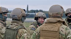 Na letiti v Ralsku v roce 2017 cviili amerití a etí vojáci. V rámci akce Saber Junction 2017 tu pilovali spolené nasazení.