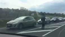 Policisté se samopaly kontrolovali auta ped Zlínem