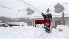 Odklízení snhu v Libínském Sedle u Prachatic (28. dubna 2017)