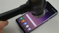 Mnozí se nemohou Galaxy S8 do�kat, youtube�i ji p�itom s oblibou ni�í.