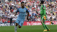 Argentinský útoník Sergio Agüero slaví gól v semifinále Anglického poháru...