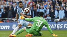 Argentinský útoník Sergio Agüero v semifinále Anglického poháru proti Arsenal...