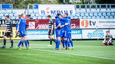 Fotbalisté Ostravy se radují z gólu v utkání v �eských Bud�jovicích.