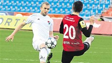 Ostravský Marek Hlinka se snaží odkopnout míč před Petrem Javorkem z Táborska.