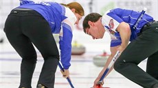 Zuzana Hájková a Tomá� Paul na mistrovství sv�ta smí�ených dru�stev v curlingu.