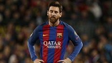 Zklamaný Lionel Messi z Barcelony po vyřazení ve čtvrtfinále Ligy mistrů (19....