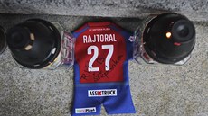 Lidé u plzeňského stadionu uctili památku zesnulého Františka Rajtorala.