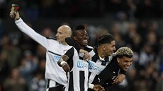 Fotbalisté Newcastlu se radují z postupu do Premier League. Zleva: Christian...