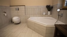 Velká koupelna si mohla dovolit i velkou vanu.