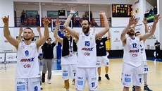 Basketbalisté Dína se radují z postupu do ligového semifinále.