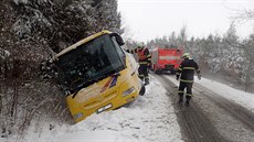 Na Vítkovsku museli hasiči vyprošťovat autobus, který zapadl do příkopy.