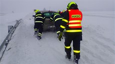 Na Vítkovsku museli hasiči pomáhat autům, která zapadla do sněhu.