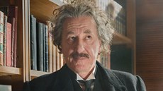 Geoffrey Rush v roli Alberta Einsteina v seriálu Génius