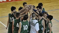 Mladí basketbalisté Kondorů Liberec se svým trenérem Tomášem Masárem.