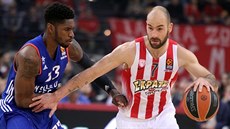 Vassilis Spanulis (vpravo) z Olympiakosu Pireus atakuje ko Anadolu Efes...