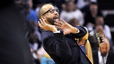 David Fizdale, trenér Memphisu, oponuje rozhodímu.