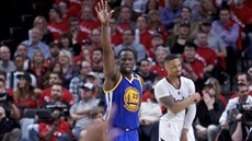 Draymond Green z Golden State oslavuje svou trojku, v pozadí zklamaný Damian...