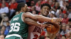 Jimmy Butler (vpravo) z Chicaga se tlaí pes Marcuse Smarta z Bostonu.