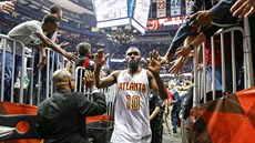 Tim Hardaway Jr. slaví s fanou�ky Atlanty výhru nad Washingtonem.