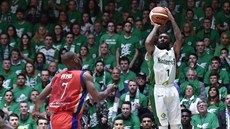 Chris Warren z Nanterre stílí na ko Chalonu.