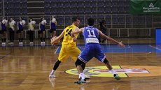 Opavský rozehráva� Jakub �i�ina (ve �lutém) pod tlakem Michala Mare�e z USK...