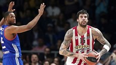 Jorgos Printezis z Olympiakosu Pireus pihrává v utkání s Anadolu Efes...