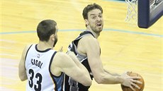 Marc Gasol (vlevo) z Memphisu brání bratra Paua ze San Antonia.