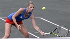 Kristýna Plíšková bojuje u sítě v rozhodující čtyřhře v semifinále Fed Cupu.