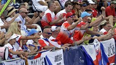 PODPORA. etí fanouci podporují na Florid tenistky v semifinále Fed Cupu.