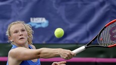 Kateina Siniaková returnuje v rozhodující tyhe v semifinále Fed Cupu.