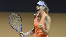 Maria �arapovová a její radost v pr�b�hu utkání ve Stuttgartu proti Jekat�rin�...