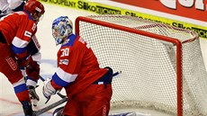 Ruský gólman Andrej Vasilevskij inkasuje branku v utkání proti Finsku.