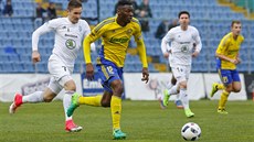 Ibrahim Benjamin Traoré ze Zlína (vpravo) se �ene za mí�em, stíhá ho...
