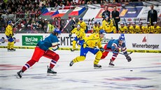 védský prnik eským obranným pásmem v duelu Euro Hockey Tour v eských...