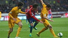 Ond�ej Ku�nír (vpravo) z Dukly si zpracovává mí�, dotírá na n�j plze�ský Milan...