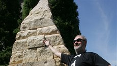Sochař Kurt Gebauer pózuje s třetinovým modelem trpaslíka o výšce 3,7 metru.