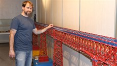 Jan Peer u nejv�t�ího modelu na výstav� - mostu v Ivan�icích u Brna, který m��í...