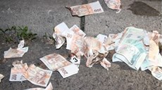 Peníze odhozené p�i út�ku.