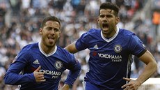 DO FINÁLE. Eden Hazard s Diegem Costou z Chelsea oslavují gól prvního...