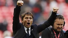 DO FINÁLE. Trenér fotbalistů Chelsea Antonio Conte se raduje z postupu do...