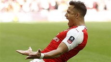 VYST�ELIL FINÁLE. Alexis Sánchez slaví gól, díky n�mu� Arsenal vyhrál nad...