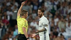 JDE VEN. Kapitn Realu Madrid Sergio Ramos dostv ervenou kartu za faul na...