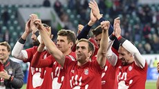 DEUTSCHER MEISTER. Hrái Bayernu Mnichov v ele s Phillipem Lahmem se radují ze...