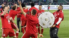 ZATÍM JEN S MAKETOU. Zálo�ník Bayernu Arturo Vidal k�ep�í s napodobeninou...