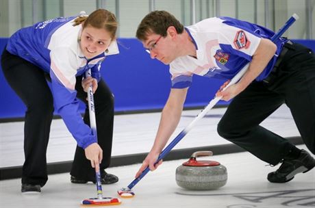 Zuzana Hájková a Tomá Paul na mistrovství svta smíených drustev v curlingu.